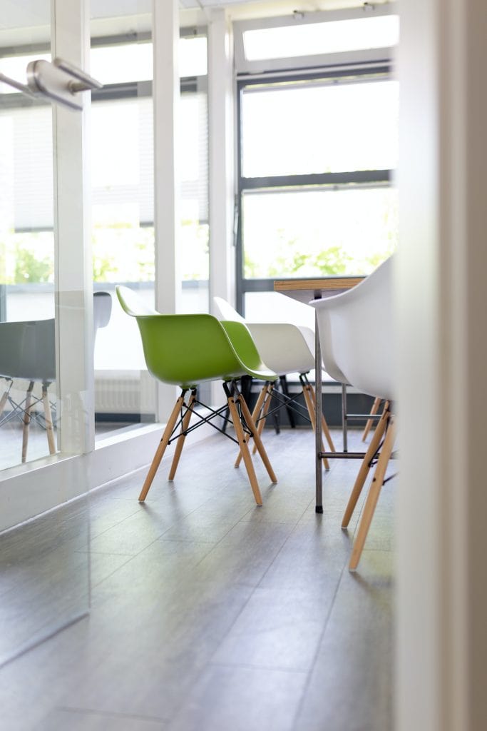 chaise verte avec personne absentéisme