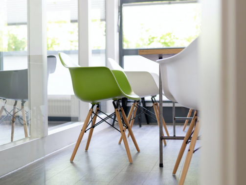 chaise verte avec personne absentéisme