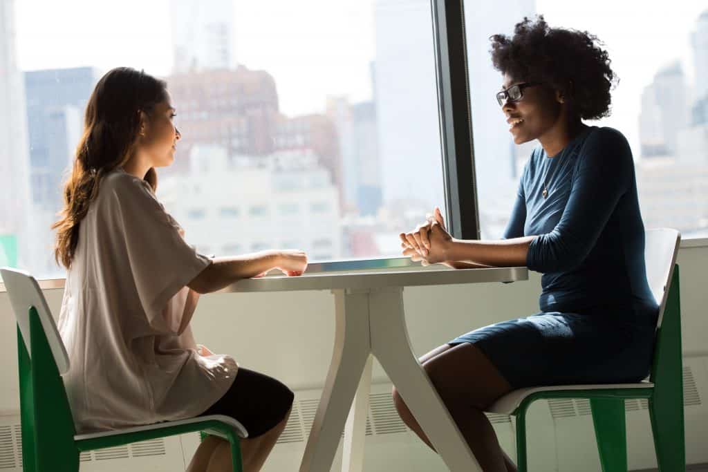 Deux femmes assises face à face pour un entretien