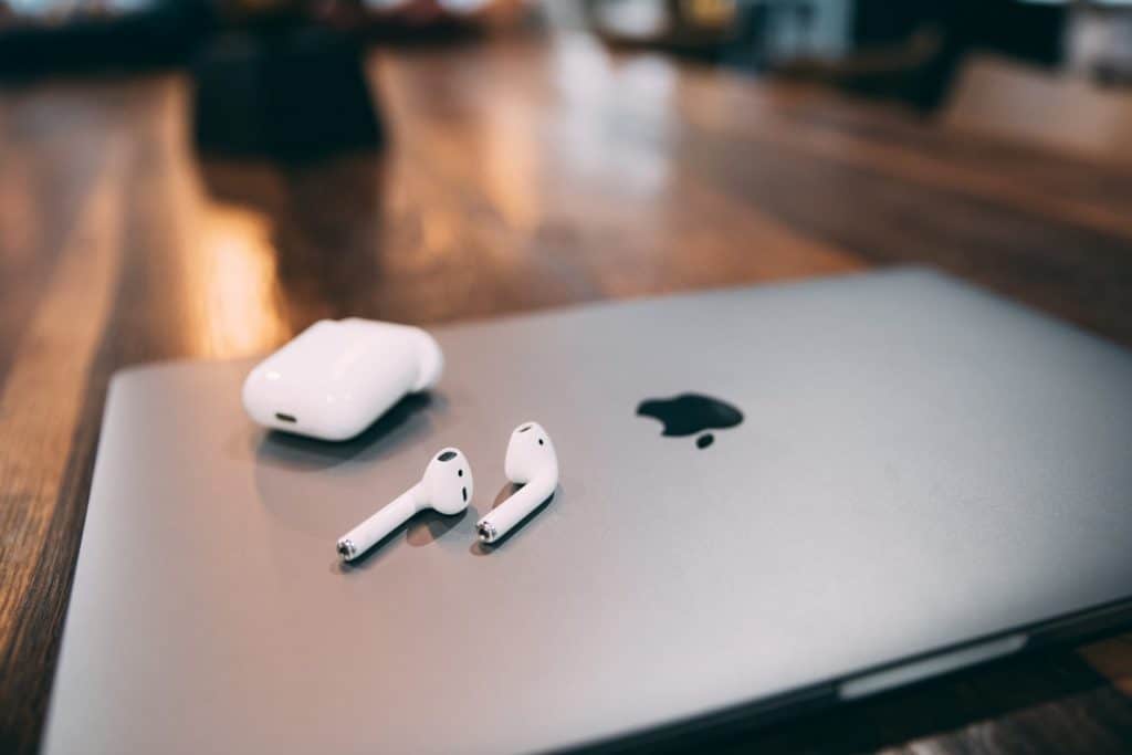 macbook et air pot posés sur une table