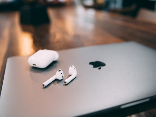 macbook et air pot posés sur une table