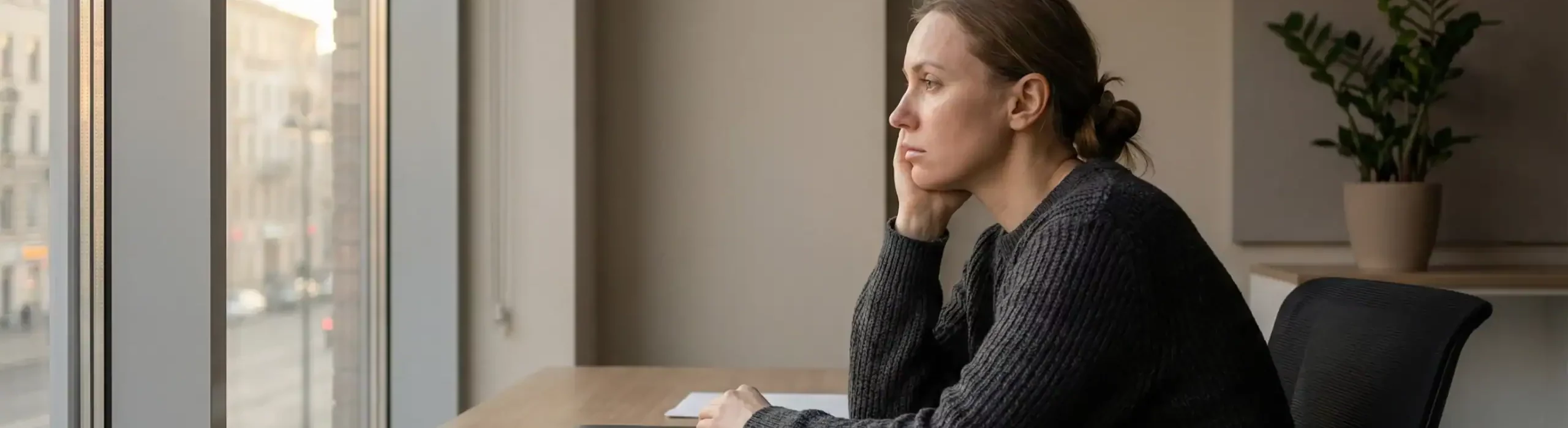 Manager confrontée à une charge mentale silencieuse au travail, illustrant les risques psychosociaux et les signaux faibles de désengagement