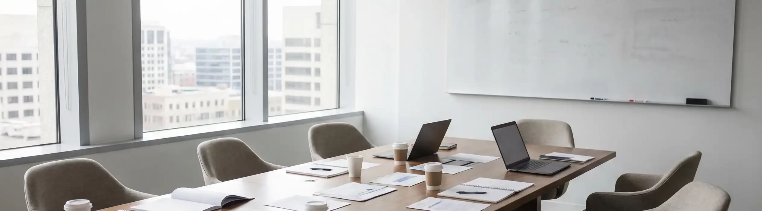 Salle de réunion vide illustrant le silence organisationnel et les limites des baromètres internes dans la prévention des risques psychosociaux