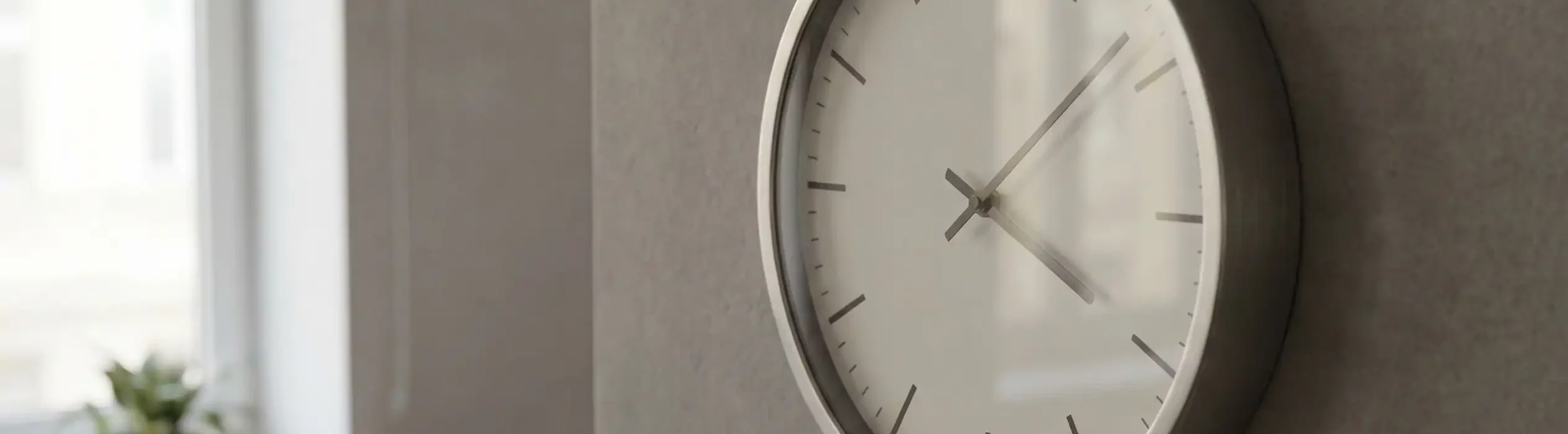 Horloge dans un environnement professionnel illustrant le temps long et les risques psychosociaux après un plan de sauvegarde de l’emploi